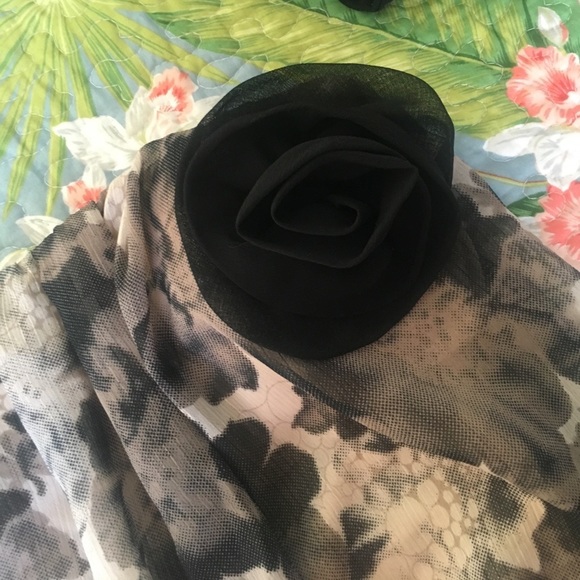 black, white and gray designed flowy strapless top - Picture 2 of 2